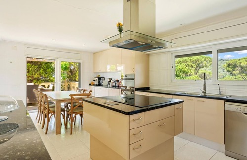 Arenys de Munt Villa | Luxury Villa Buena Vista Pool and Garden