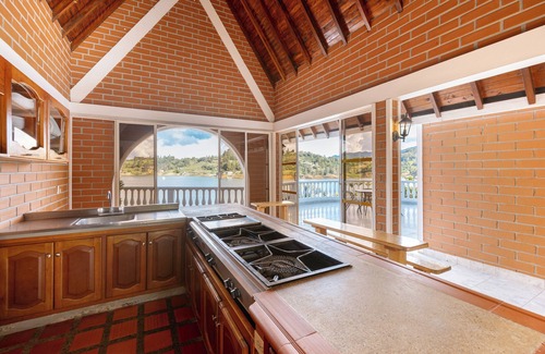 El Penol Villa | Luxury villa/jet ski/boat/launch/reservoir front/wifi