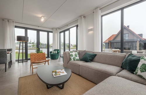 Ossenzijl Villa | Luxury Villa on Waterfront
