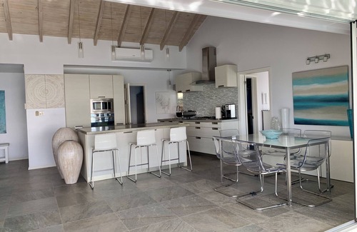 Jennings Villa | LUXURY VILLA! PANORAMIC SEA VIEW & INFINITY POOL. 10MIN WALK TO A STUNNING BEACH