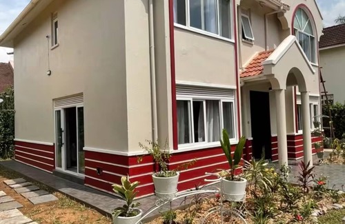 Kireka House | Luxury villa with a king-size bed in Butabika