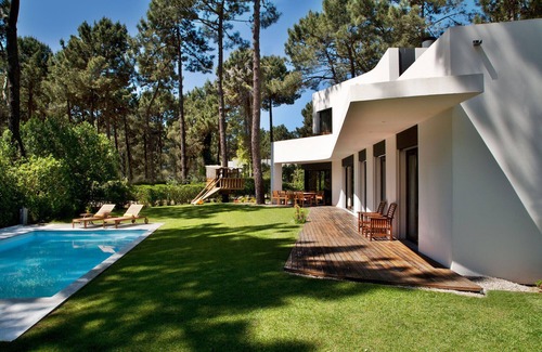 Charneca de Caparica e Sobreda House | Luxury Villa with housekeeping in Aroeira Golf Resort. 2km to Beach. 20km Lisbon