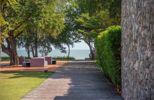 Prachuap Khiri Khan Villa | Luxury Villa with Oceanfront Pool - Tolani Resort Kui Buri