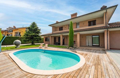 Villafalletto Apartment | Luxury Villa with Swimming Pool - Free Parking & WiFi