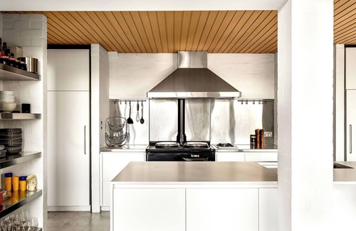 South Yarra House | Luxury Villas Como Park House (Pet Friendly)
