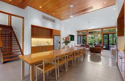 Flametree House | Luxury Villas Topaz (With Car Parking)
