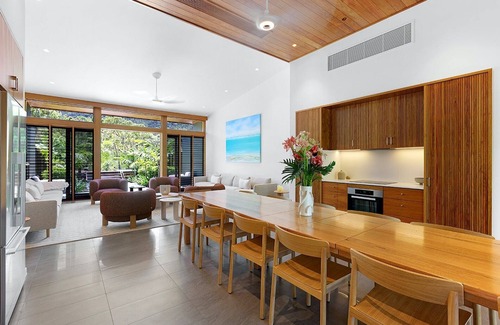 Flametree House | Luxury Villas Topaz (With Car Parking)