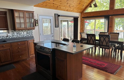 Adolphustown Cottage | Luxury waterfront cottage