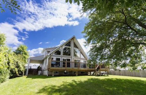Adolphustown House | Luxury Waterfront Cottage
