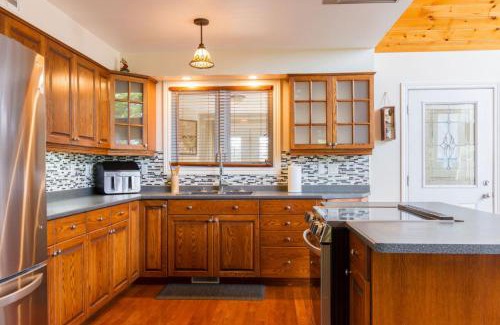 Adolphustown House | Luxury Waterfront Cottage