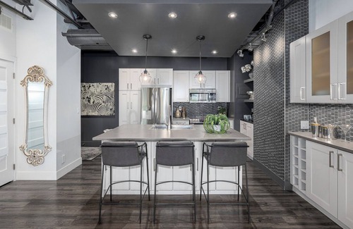 Kelowna Central Business District Hotel | Luxury Waterfront - Downtown - Gorgeous Interior!
