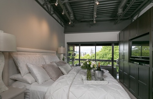 Kelowna Central Business District Hotel | Luxury Waterfront - Downtown - Gorgeous Interior!