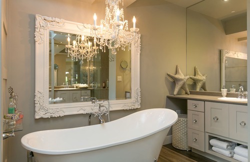 Kelowna Central Business District Hotel | Luxury Waterfront - Downtown - Gorgeous Interior!