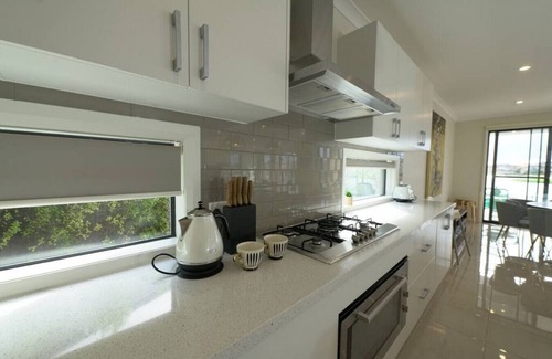 Sanctuary Lakes Villa | Luxury Waterfront Spacious House BBQ Lakes View