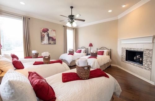 Lake Dallas House | Luxury Weekend Getaway.
