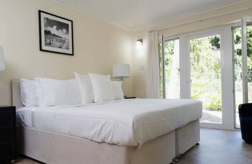 Gibbes Condo | LUXURY WEST COAST KING BED CONDO 3 MIN WALK TO BEACH