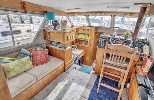 Anacortes Boat Rental | Luxury Yacht 2 BR – Marina Views and WiFi