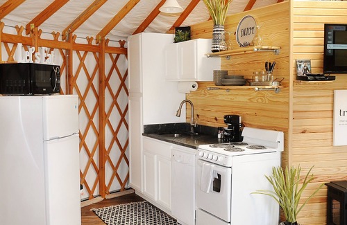 Glenwood Cabin | Luxury Yurt for Couples with Hot Tub on Deck