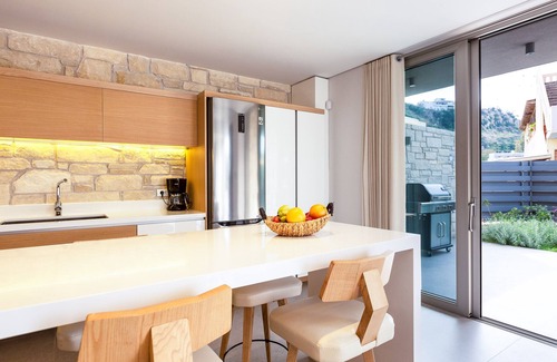Platanias Town Villa | Luxus villa with Heated Pool 180m to the Beach, Restaurants Shops & Amenities