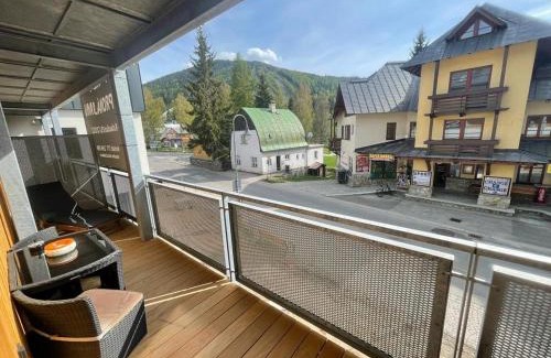 Harrachov Apartment | Luxusní apartmán GRAND v centru Harrachova se saunou, wallboxem EV, parkováním zdarma, Netflix a HBO, velkým balkonem a výhledem na Čertovu horu ,sjezdovku a skokanské můstky