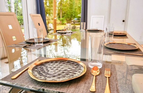 Panorama Village Villa | Luxusvillen de Conroe with Heated Pool Sauna BBQ