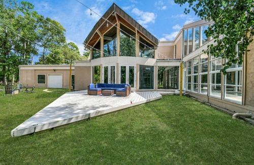 Panorama Village Villa | Luxusvillen de Conroe with Heated Pool Sauna BBQ