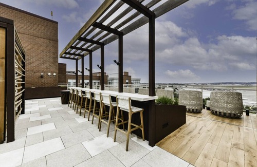 Crystal City Apartment | Luxxe 2BR Oasis with Scenic Rooftop & Gym ﻿