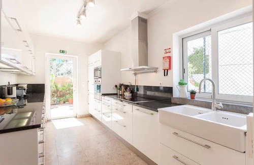 Falca Villa | Lx villa,15m to downtown,14 ppl,private heatable pool and lift