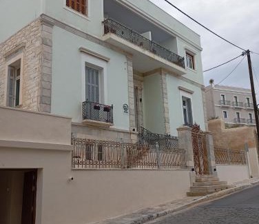 Ermoupoli Apartment | Lydia