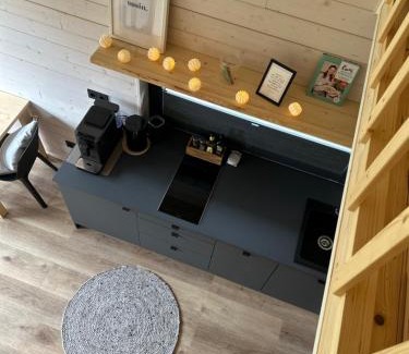 Sehestedt House | Lykke Huus Tinyhaus am Meer mit Fasssauna