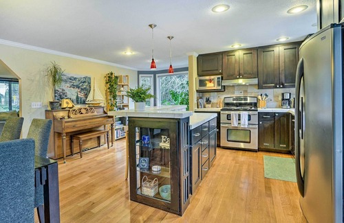 Picnic Point-North Lynnwood House | Lynnwood Home: Private Hot Tub, Fire Table & Grill