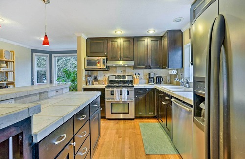 Picnic Point-North Lynnwood House | Lynnwood Home: Private Hot Tub, Fire Table & Grill