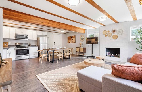 Lynnwood House | Lynnwood Modern Basement |Hot Tub |Private Entry
