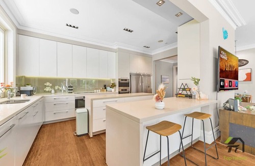 Warrawee House | 'Lynwood' Warrawee Manor- Koi Home
