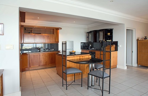 Muizenberg House | Lynx Vista is situated high on the Lakeside slopes with breathtaking views.