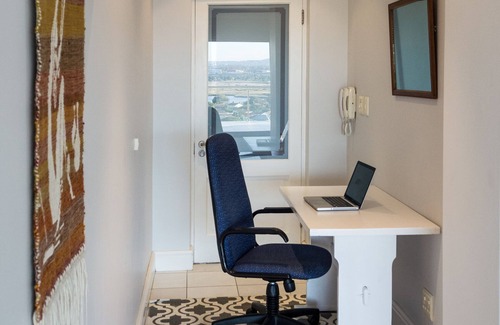 Muizenberg House | Lynx Vista is situated high on the Lakeside slopes with breathtaking views.