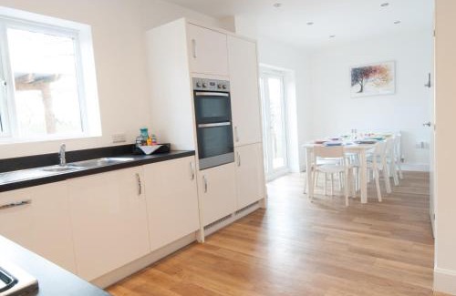 Ashbourne House | Lysander House - Modern, 4-Bed House, near Alton Towers