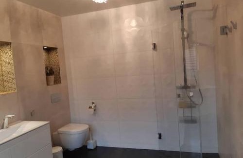 Jonkoping Apartment | Lyxigt rum med eget/badrum med spa känsla