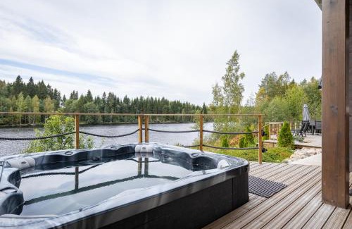 Uurainen Apartment | Mökki ulkoporealtaalla