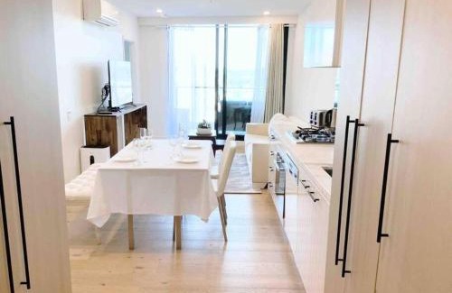 Clayton Apartment | M-city shopping center Apartment - Executive Twin King Ensuites - Ambience Atmosphere - Infinite Airy View - Fully equipped - Free Parking, super fast Wifi, smart TV plus Netflix, complementary drinks & amenities - Clayton 3168