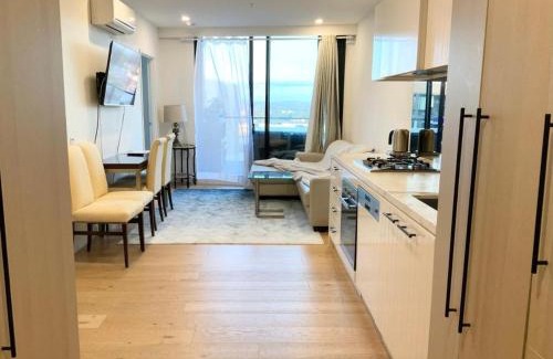Clayton Apartment | M-city shopping center Apartment - Executive Twin King Ensuites - Ambience Atmosphere - Infinite Airy View - Fully equipped - Free Parking, super fast Wifi, smart TV plus Netflix, complementary drinks & amenities - Clayton 3168
