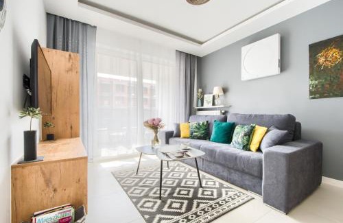 Mokotow Apartment | M&R Apartament Airport&Business DeLuxe Cybernetyki 17 - underground garage - free WiFi - Netflix - air conditioning - self check-in, close by Chopin Airport