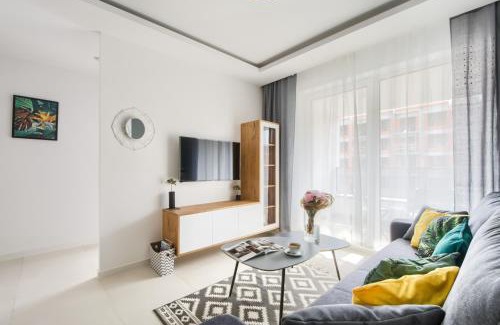 Mokotow Apartment | M&R Apartament Airport&Business DeLuxe Cybernetyki 17 - underground garage - free WiFi - Netflix - air conditioning - self check-in, close by Chopin Airport
