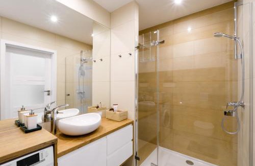 Mokotow Apartment | M&R Apartament Airport&Business DeLuxe Cybernetyki 17 - underground garage - free WiFi - Netflix - air conditioning - self check-in, close by Chopin Airport