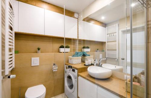Mokotow Apartment | M&R Apartament Airport&Business DeLuxe Cybernetyki 17 - underground garage - free WiFi - Netflix - air conditioning - self check-in, close by Chopin Airport