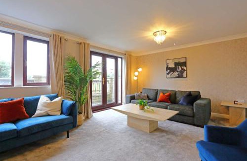 Dewsbury Villa | M1, M62, Free Parking, WiFi, 8 beds, Separate office