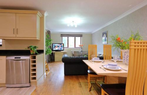 Dewsbury Villa | M1, M62, Free Parking, WiFi, 8 beds, Separate office
