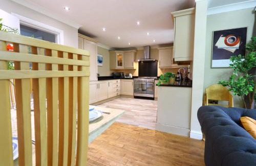 Dewsbury Villa | M1, M62, Free Parking, WiFi, 8 beds, Separate office