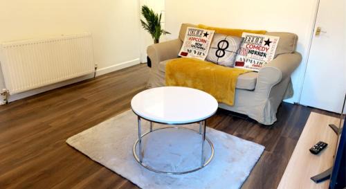 Belle Vue House | M18 Abbey Hey Guesthouse