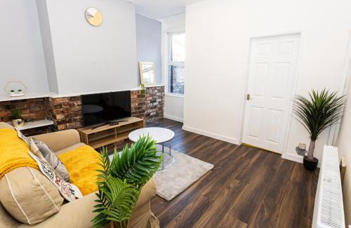 Belle Vue House | M18 Abbey Hey Guesthouse